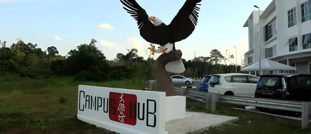 Place2Stay @ Campus Hub Кучинг Экстерьер фото